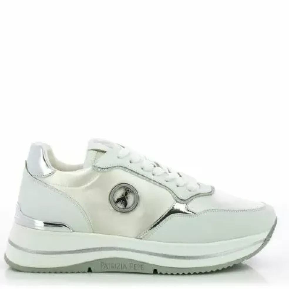 Sneakers donna “Patrizia Pepe” PPJ268 Collezione Primavera /Estate 2025 – Bianco e argento/Platino e beige