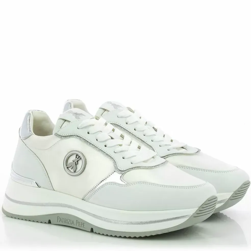 Sneakers donna “Patrizia Pepe” PPJ268 Collezione Primavera /Estate 2025 – Bianco e argento/Platino e beige